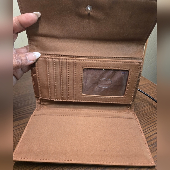 Liz Claiborne Patent Leather wallet - Picture 4 of 11